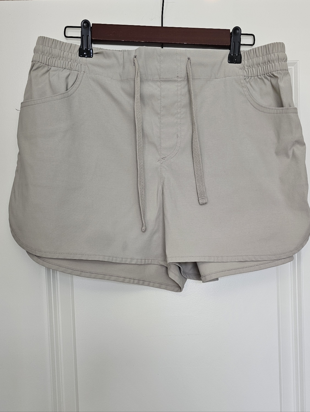 Eddie Bauer Women’s Shorts Large Tan Lightweight Hiking Athleisure Elastic Waist